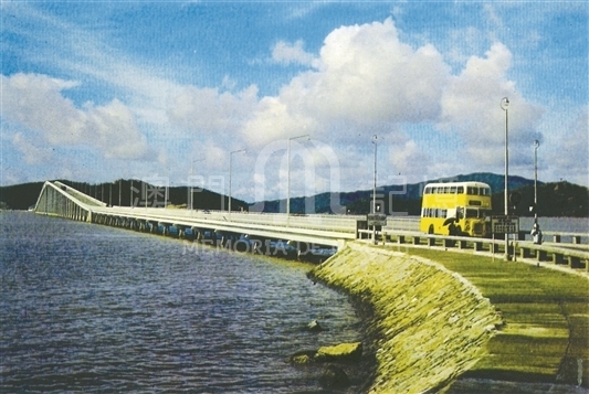 澳氹大橋上的雙層巴士（約1975年）